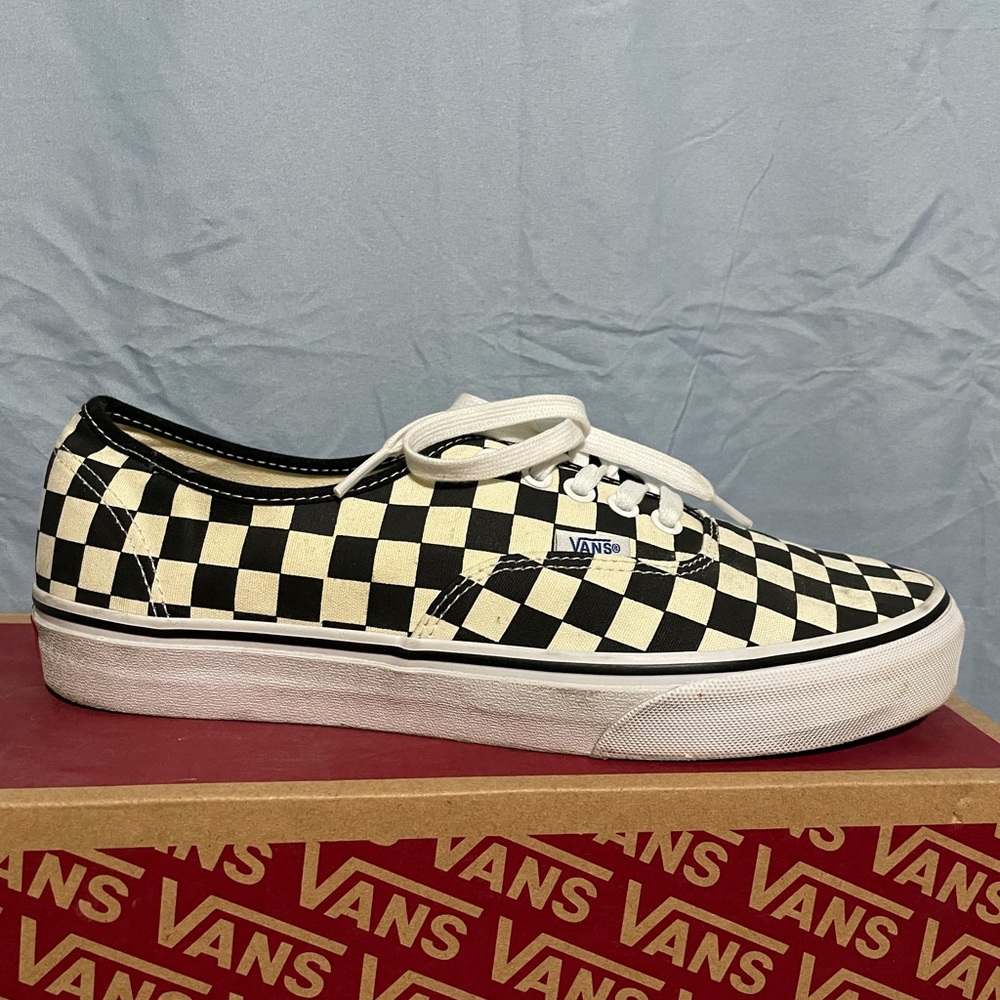 Men’s black and white ckb